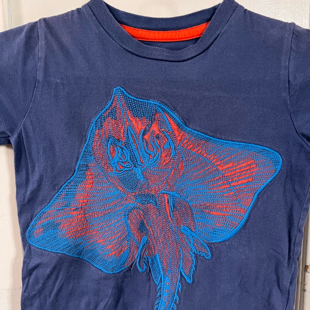Mini Boden blue stingray applique graphic tee